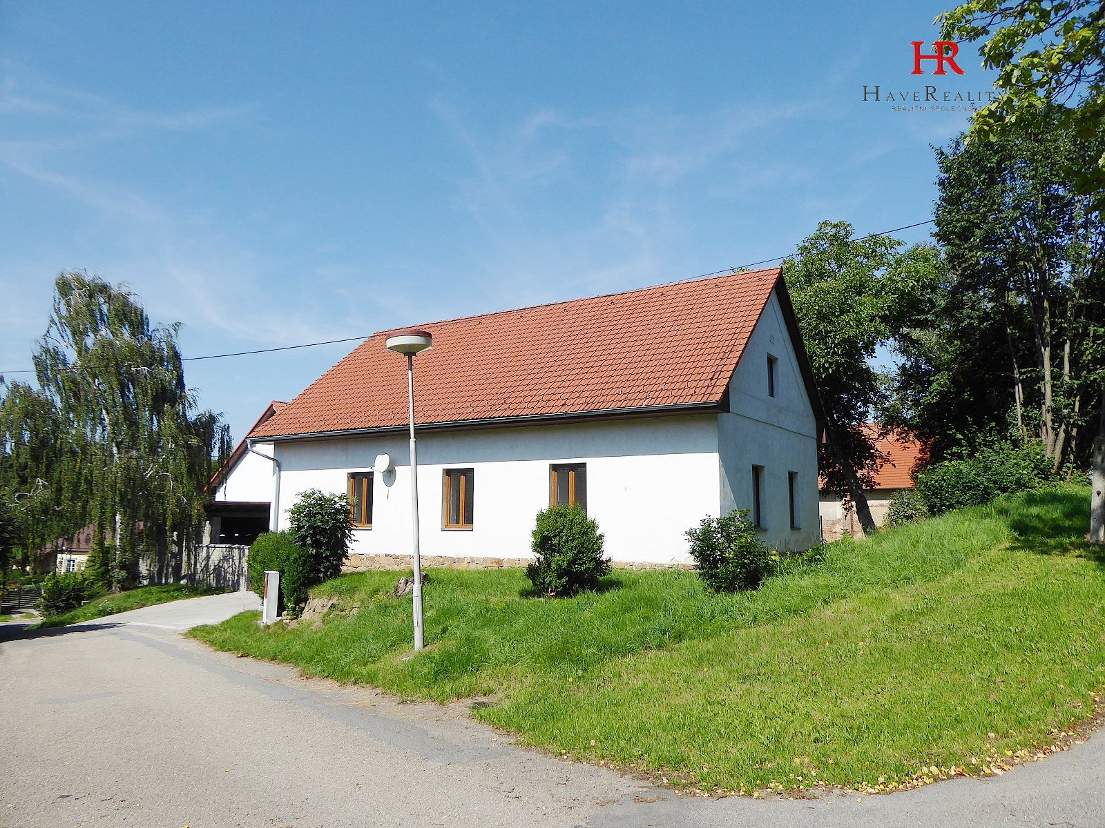 Nabízíme k pronájmu zemědělskou usedlost s RD, pozemky 25.328 m2, Nesvačily, Bystřice, okr. Benešov